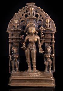 The four-armed figure standing in tribhanga under a cusped Chalukyan style arch flanked by