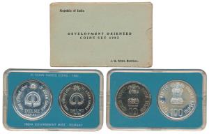 1982 Uncirculated Set, IX Asian Games, Delhi, set of 2, Rupees 10 and 100. In near immacul