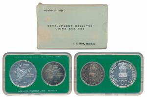 1982 Uncirculated Set, National Integration, set of 2, Rupees 10 and 100. In immaculate co