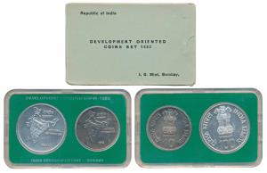 1982 Uncirculated Set, National Integration, set of 2, Rupees 10 and 100. In immaculate co
