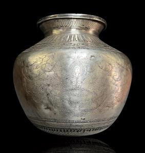 The sides with a frieze of engraved urns containing stylised scrolling plants, with ribbed