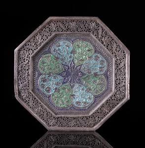The central blue floral star surrounded by alternating turquoise and green petals containi