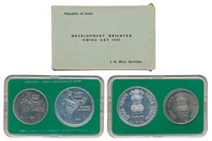 1982 Uncirculated Set, National Integration, set of 2, Rupees 10 and 100. In near immacula